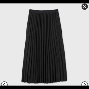 Midi, pleated, black skirt